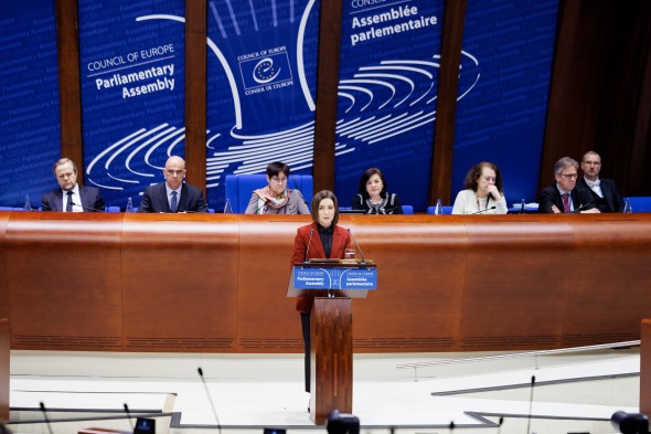 Maia Sandu la Strasbourg: „Astăzi, Europa se confruntă cu două războaie – unul care distruge orașe și altul care erodează democrațiile”
